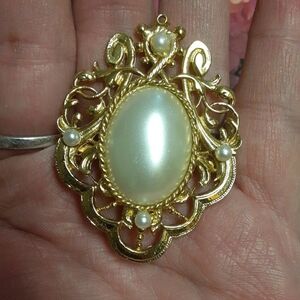 Elegant Gold and Pearl Pendant